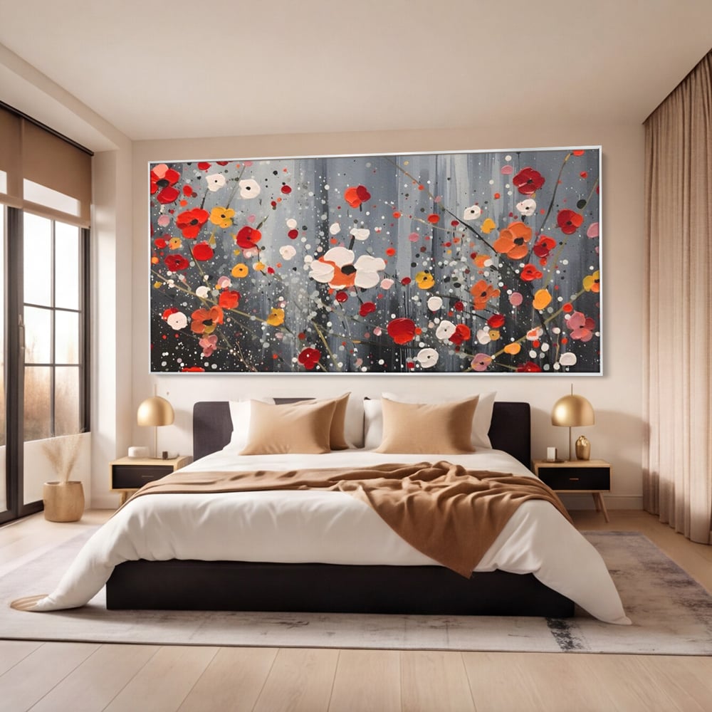 Tablou canvas cu pictura abstracta cu flori si stropi, in rama de aluminiu argintiu, pe perete intr-un dormitor
